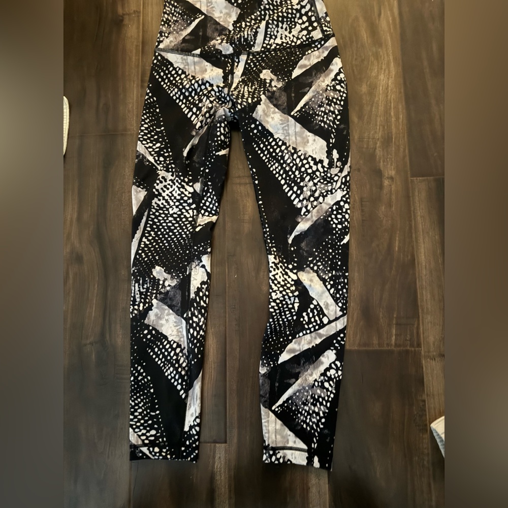 3/4 length lululemon leggings - size 6